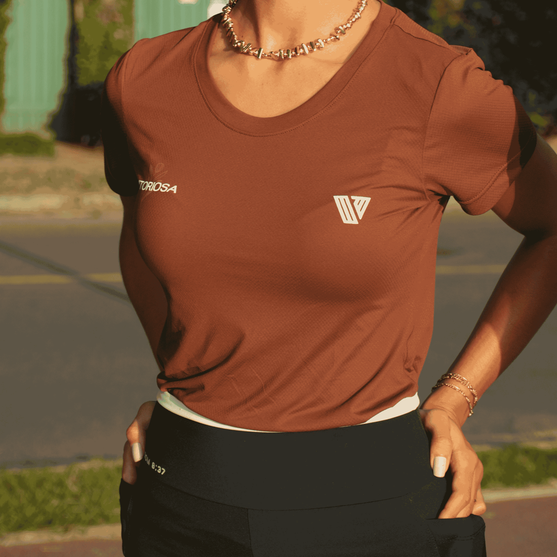 Camiseta God Is With Me Marrom